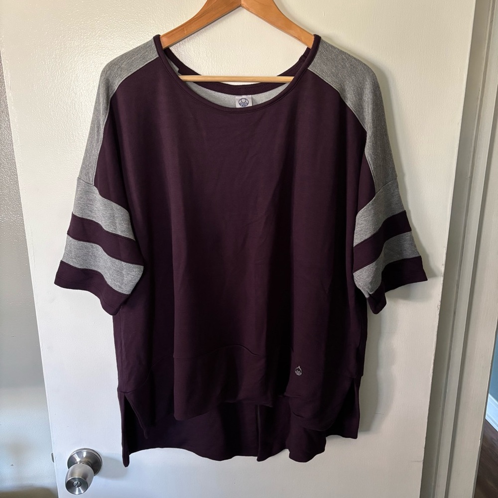 Te Verde women’s size Large purple gray‎ short sleeve jersey style shirt